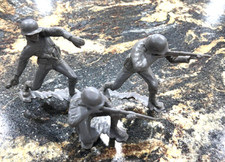 Louis Marx WW2 German Soldiers - Plastic Toys - Vintage 60s - 5.5" - Set of 3