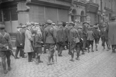 1922 irische Freistaatssoldaten patrouillieren Dublin Irland 4x6 Foto