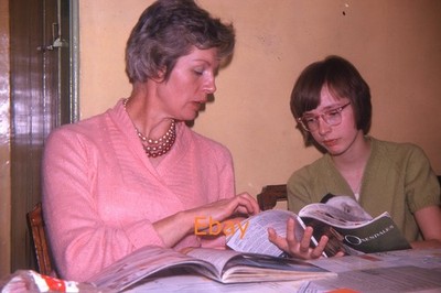 35 mm Dia - Frau und Mädchen lesen Zeitschriften am Küchentisch, 1966