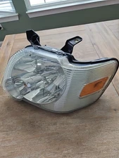 06-10 FORD  EXPLORER Driver Left Headlight ASSEMBLY  Clear Background 1208113 OE