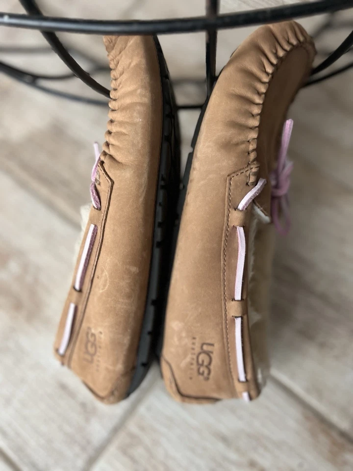 Zapatilla UGG Dakota para Mujer - Talla US 9 Mujer Usada, En Muy Buen Estado Foto 3 de 3