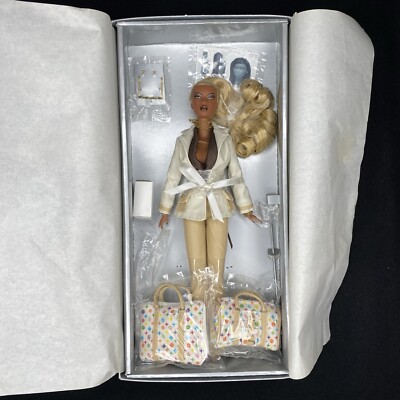 2004 Integrity Toys Fashion Royalty Perfect Skin Adele Makeda /850
