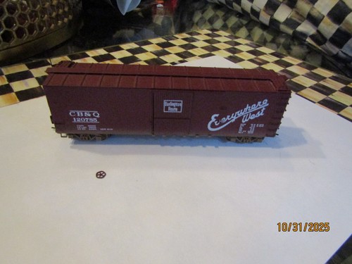 Coche Walthers HO 50' USRA de madera con doble funda CB&Q 120785 construido desgastado | Zustand: Used