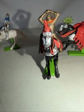 4 Britains Deetail 1971 Knights Horses 1/32nd With 2 Knights