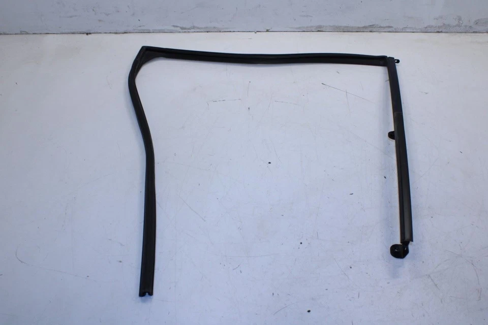 Subaru WRX 2015-21 Premium puerta trasera izquierda canal de funcionamiento con moldura de cinturón 63527FJ050 Foto 2 de 4