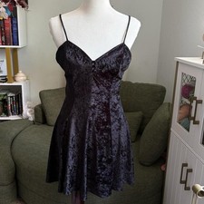 Frederick's of Hollywood black velvet chemise, sweetheart neckline, button, M