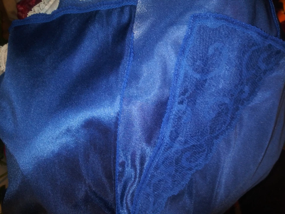 Vtg Silky nylon tissue thin dress slip short slit chantilly lace slit half slip - Image 4 of 4