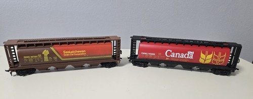 2 vagones de tren con tolva de grano canadiense HO ~ Intermountain CNWX 110266 y SKNX 397321 | Zustand: Used