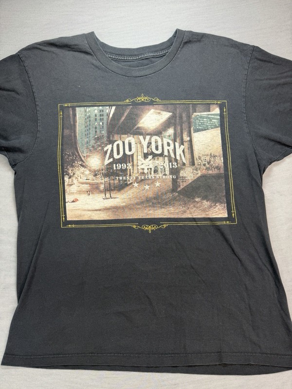 2013 Zoo York T-Shirt Size Large L. Short Sleeve,20 Years StrongGood Condition￼