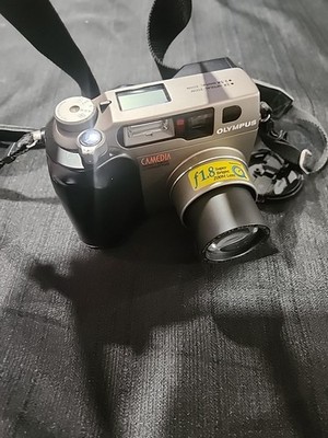 Olympius Digital Camera C-2040 Camedia 2.1 Mega Pixel Zoom Black Metallic Silver