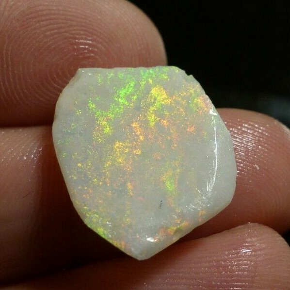 Opale noble Coober Pedy O&co 5.60cts à tailler pour bague personnalisée