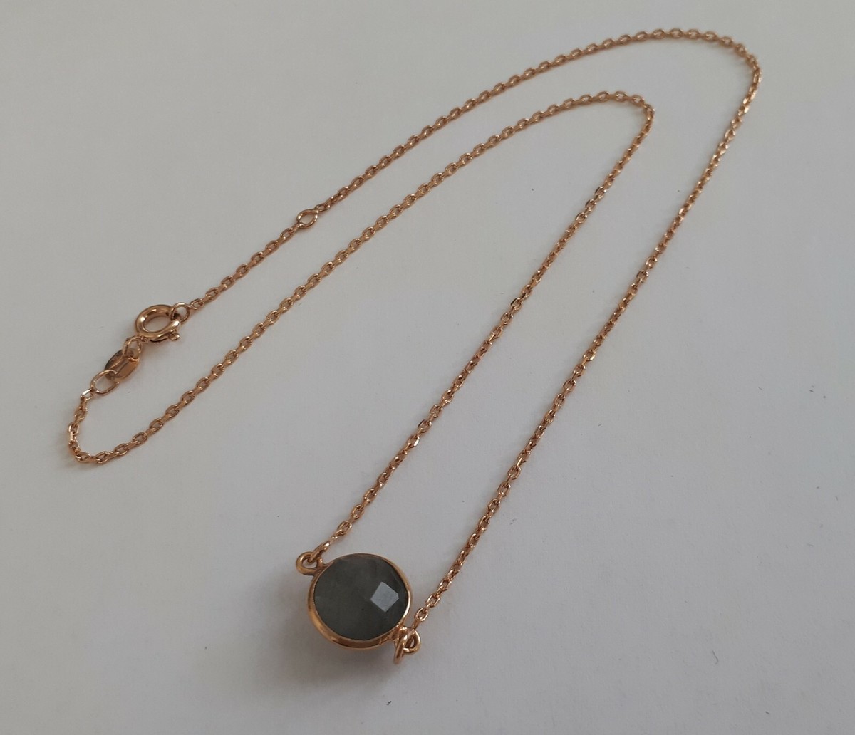 Collier Chaîne Doré LOU YETU 38 Cm Avec Pierre Grise 1.2 Cm - Neuf Avec étiquettes, Bijou Fantaisie