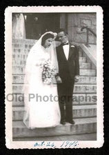 BRIDE GROOM WEDDING DRESS BOUQUET TUX CHURCH STEPS 1946 OLD/VINTAGE PHOTO- G451