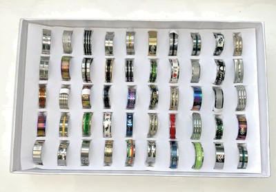 Modische Ringe - insgesamt 50 Ringe - verschiedene Größen und Designs