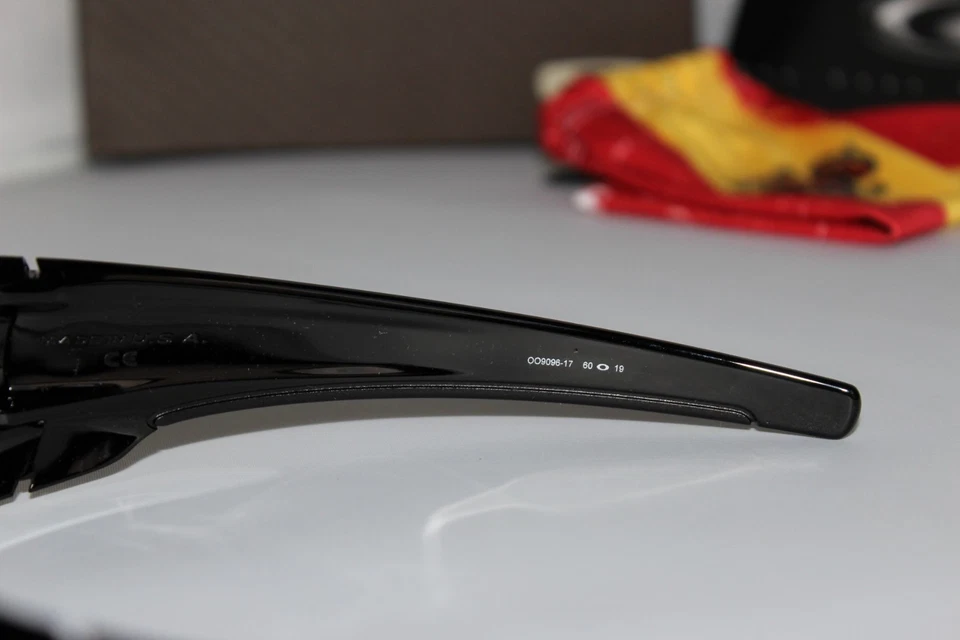 Nuevas gafas de sol Oakley Fuel Cell España Country Flag pulidas gris cálido Copa del Mundo Foto 4 de 4