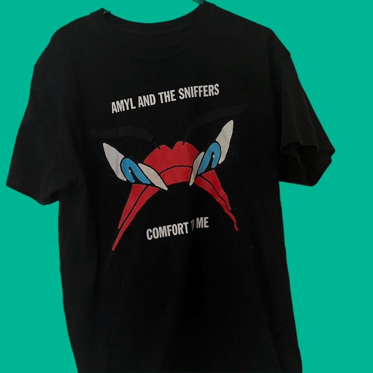 Maglietta Amyl And The Sniffers "Comfort To Me" – 100% Cotone, Nero, Girocollo – Band Tee Ufficiosa