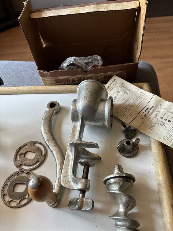 Vintage UNIVERSAL Food & Meat Chopper No.1551 w/ Box and Instructions “2 Blades”