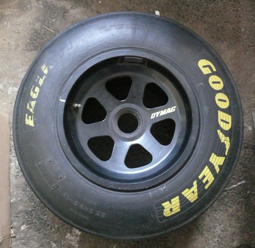 pins automobile pneumatique good year racing