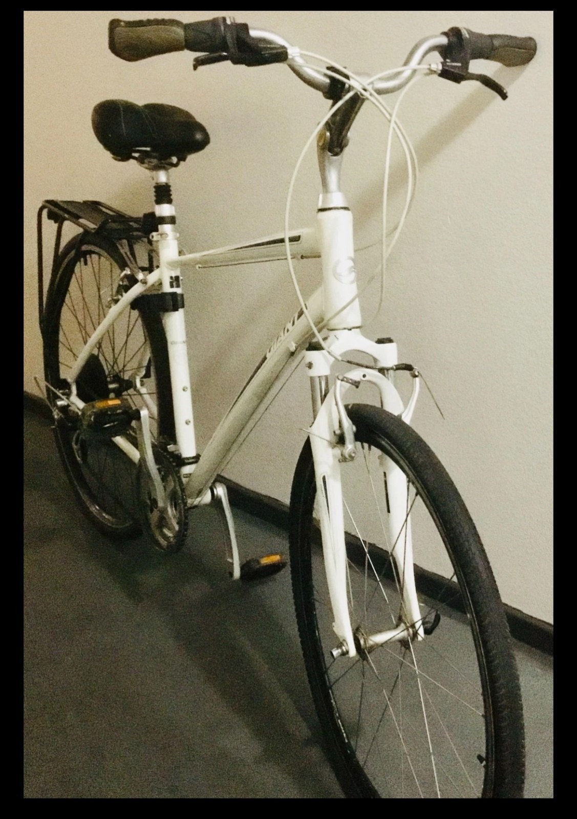 Giant Cypress bike with ALUXX-grade aluminum frame, 700c wheels with 45c tires