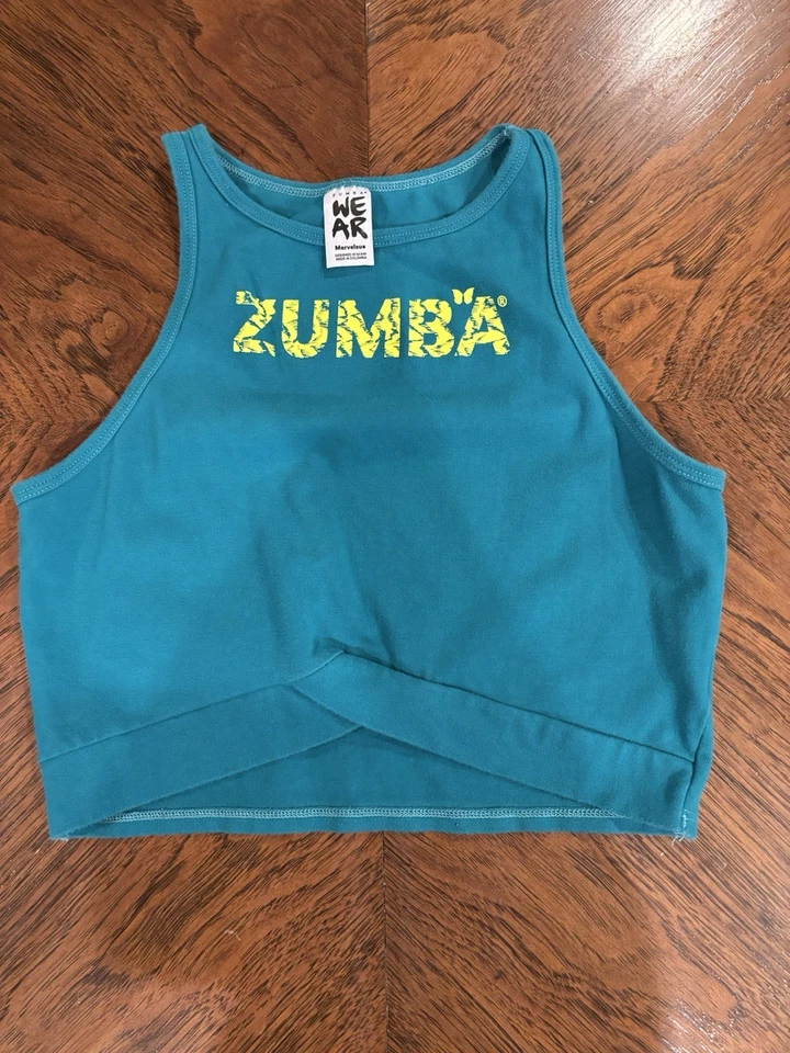 Camiseta regata Zumba cropped usada gola alta ajustada borboleta turquesa - Imagem 2 de 4