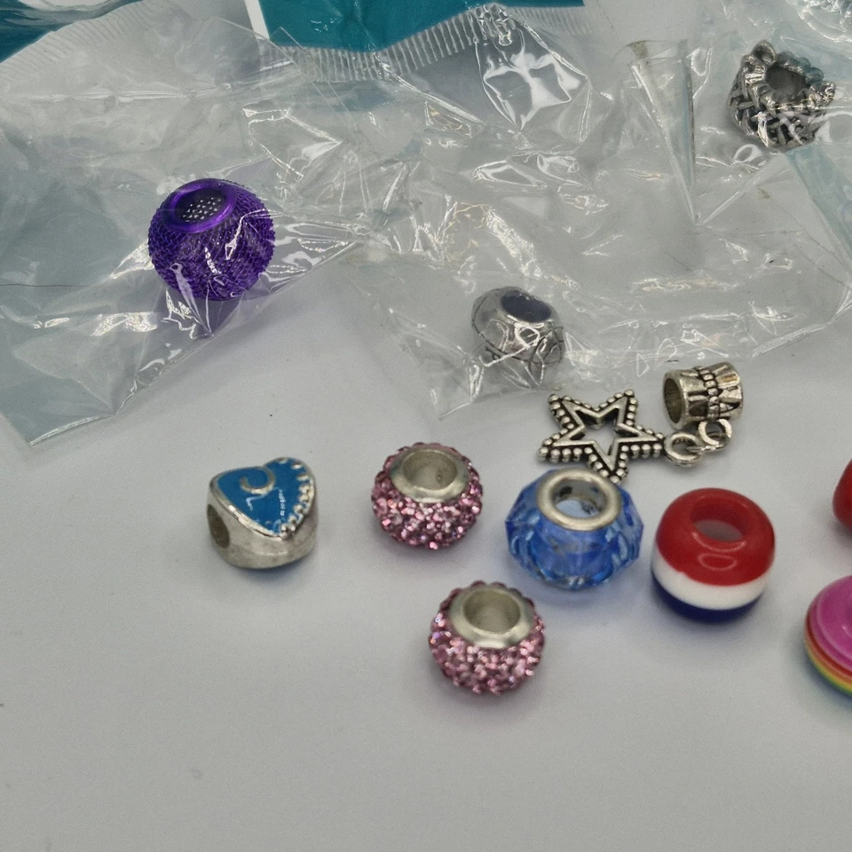 Lote 20 cuentas y dijes de vidrio Pugster y arte pedrería, gato, bandera, algunos nuevos en caja Foto 3 de 4