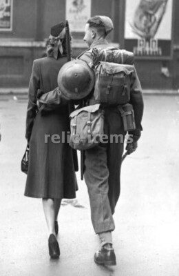WW2 PICTURE PHOTO UK BRITAIN HOME FRONT COUPLE REUNITED 6753
