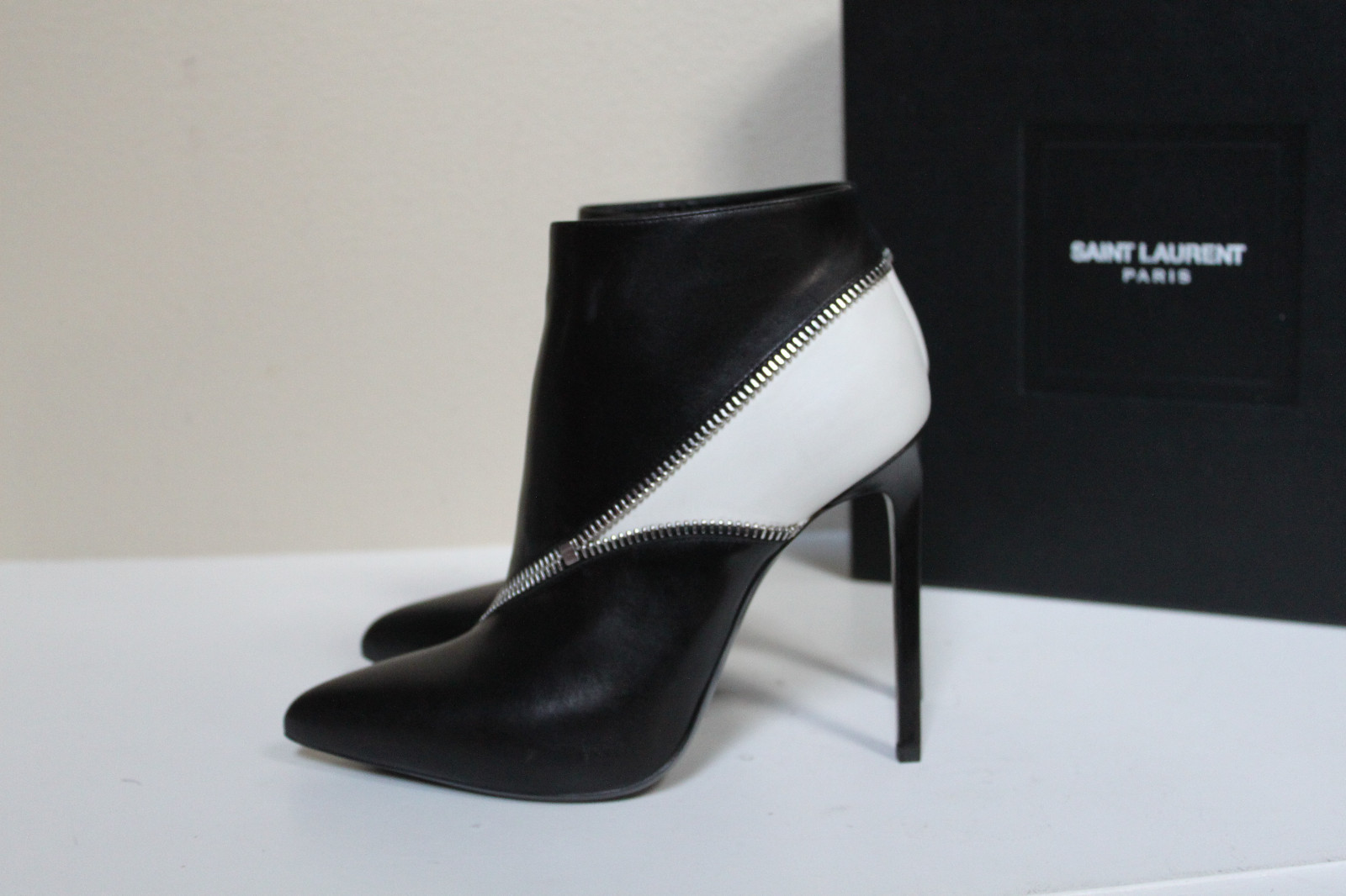 Scarpe stivaletto Saint Laurent 9 5 39 5 Saint Laurent in pelle nera con zip e tacco a punta nuove