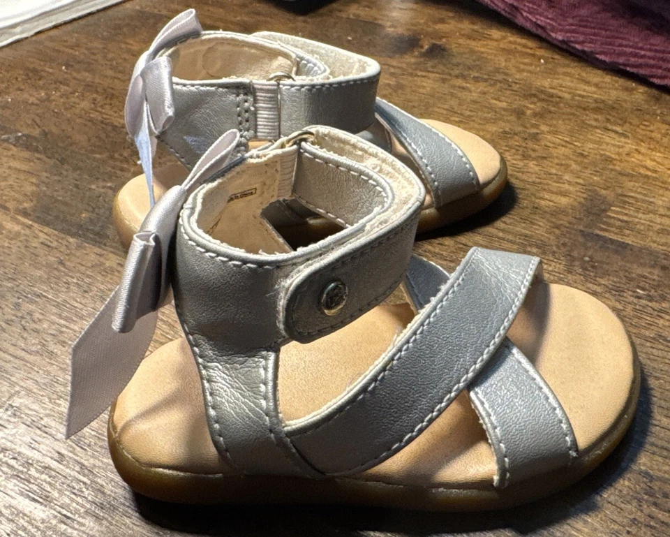 Sandalia Ugg niña pequeña talla 2 o 3 plateada Foto 3 de 4