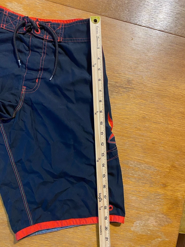 Shorts Mossimo Youth XL Flame Board preto vermelho baús de natação estilo skatista Y2K 28x11 - Imagem 4 de 4