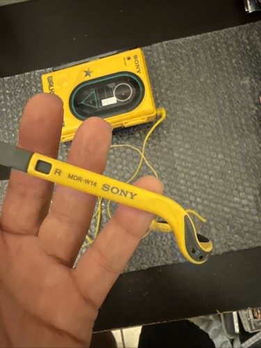 Sony Sports Walkman Radio Lecteur Cassette WM-F45 avec Casque OEM TESTÉ *LIRE* - Photo 3/21