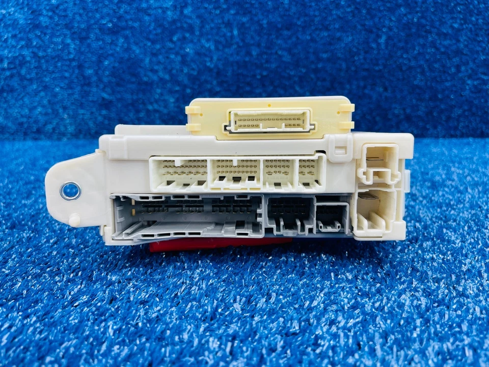 Caja relé de fusibles derecha Lexus IS250 2006-2013 OEM 82730-53B71 Foto 2 de 4