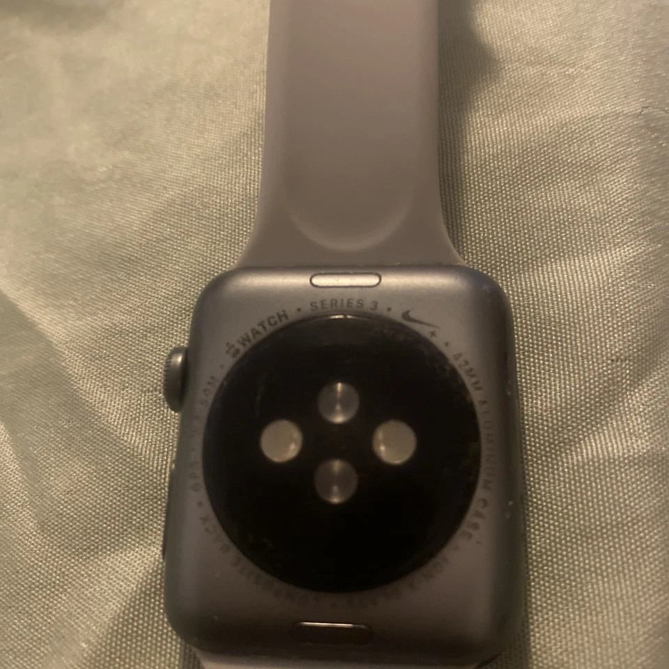 APPLE Watch Series 3 40mm GPS + WiFi + Bluetooth - used cracked screen - Image 4 of 4