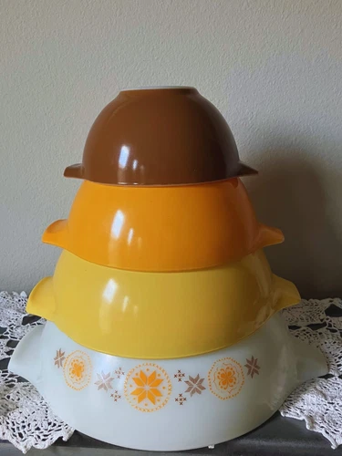 Vintage Pyrex Town and Country SET of 4 nesting mixing bowls