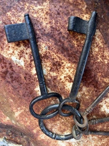 Victorian Style Skeleton Keys on Ring 5 Keys - Picture 8 of 9