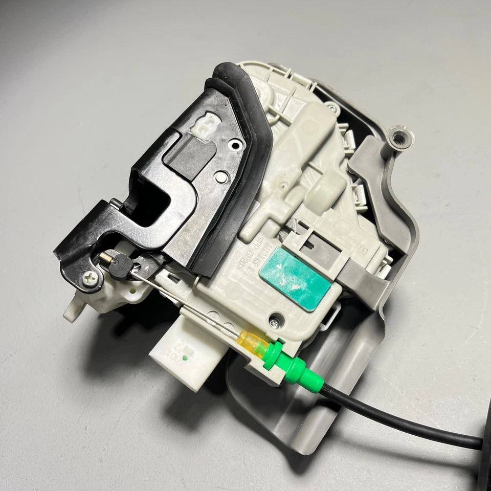 Actuador de pestillo de cerradura de puerta del conductor delantero OEM para Audi A5 Quattro 2018-2024 Foto 4 de 4