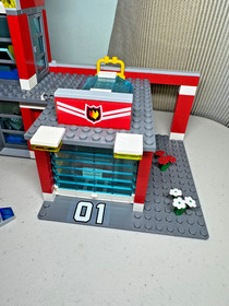 LEGO 7945 - City: Fire Station - 2007 - Retired - 98% Complete