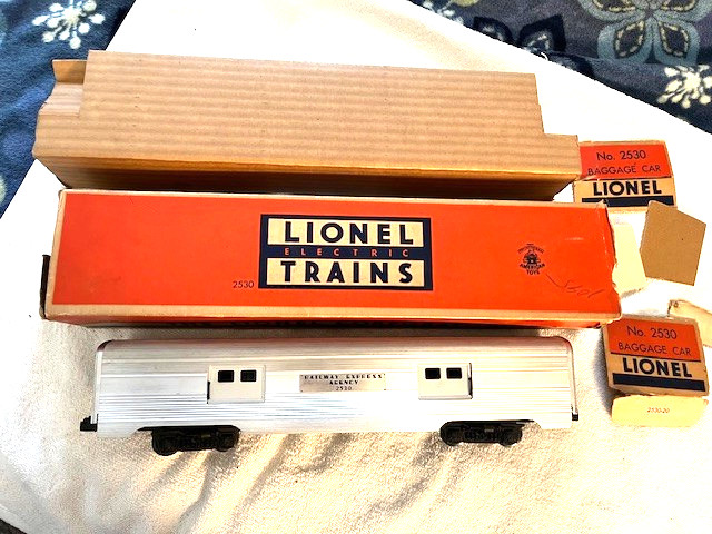 LIONEL 2530 BAGGAGE CAR with POOR ORIGINAL BOX with LINER, VG+/EX- Condition