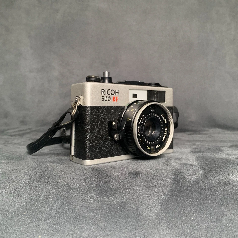 Ricoh 500 RF Fotocamera Telemetro 35mm + Custodia Originale - Immagine 2 di 4