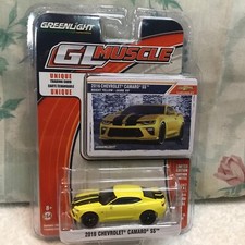 Greenlight GL Muscle 2016 Chevrolet Camaro SS yellow car with trading card
