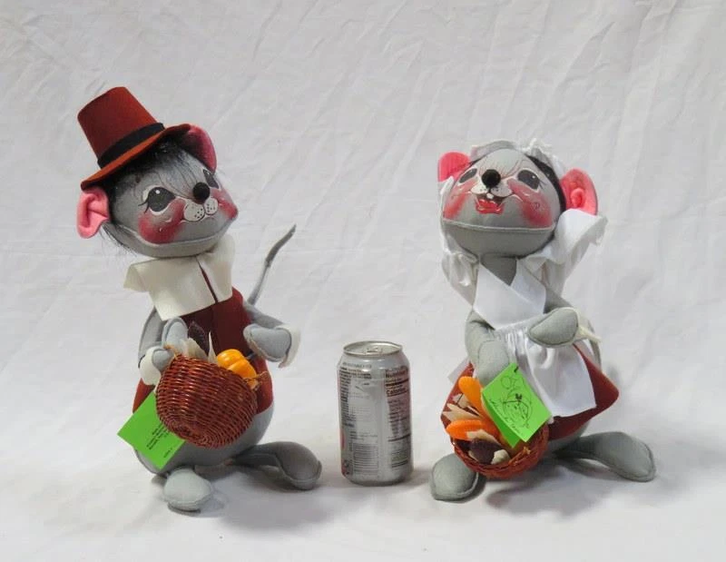 14" ANNALEE Thanksgiving Pilgrim Mouse Couple w/ Harvest Baskets Very Clean Nice