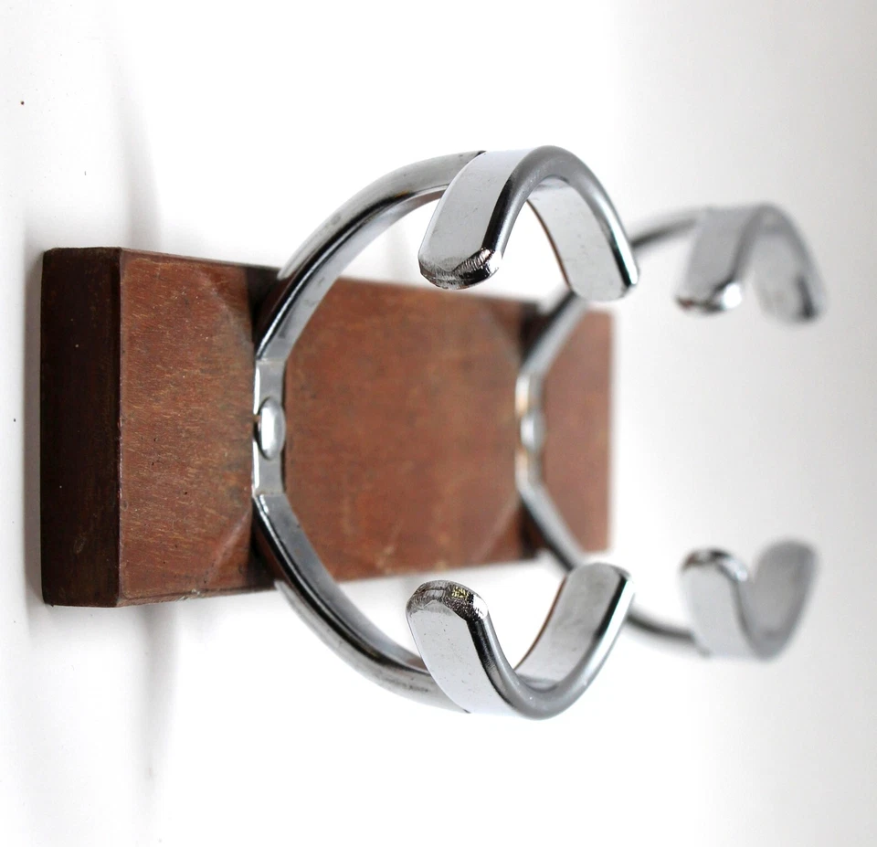 Ganchos de doble arco cromados europeos en estante de pared de madera de tono oscuro Foto 3 de 4