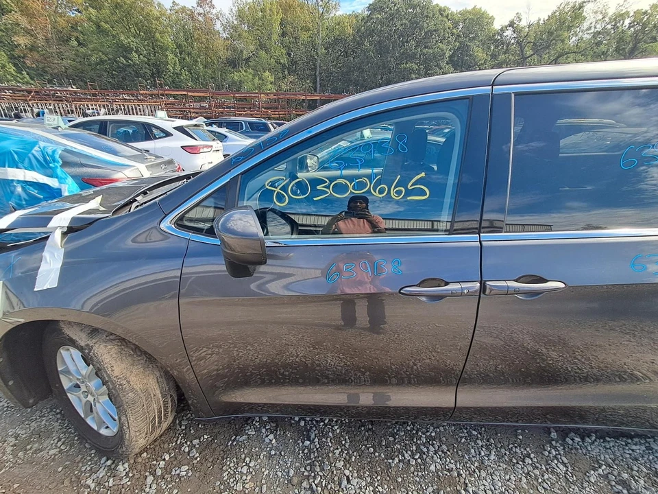 Used Front Left Door Interior Trim Panel fits: 2017 Chrysler Pacifica Grade A - Изображение 2 из 4