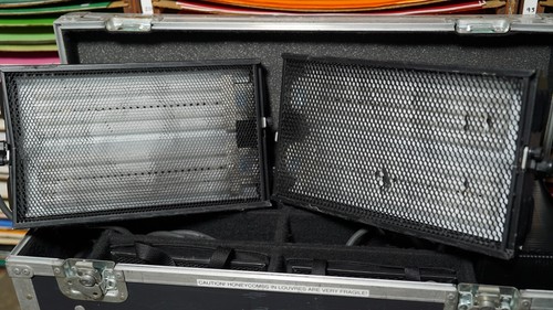 Kino Flo Bar-Fly 200 Light Kit W/2 fixtures & Hard Traveling Case - Picture 3 of 5