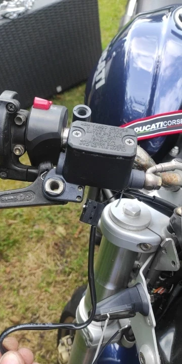 Bomba de cilindro maestro de freno micro interruptor sensor luz de freno para DUCATI Monster Foto 2 de 4