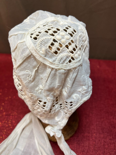 Gorro de bebé eduardiano blanco bordado corte trabajo - Imagen 3 de 5