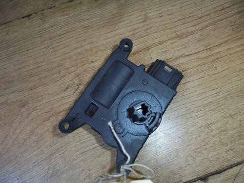 Motor ajustador de aleta de calefacción Renault Grand Scenic 2011 T1020411F - Imagen 2 de 2