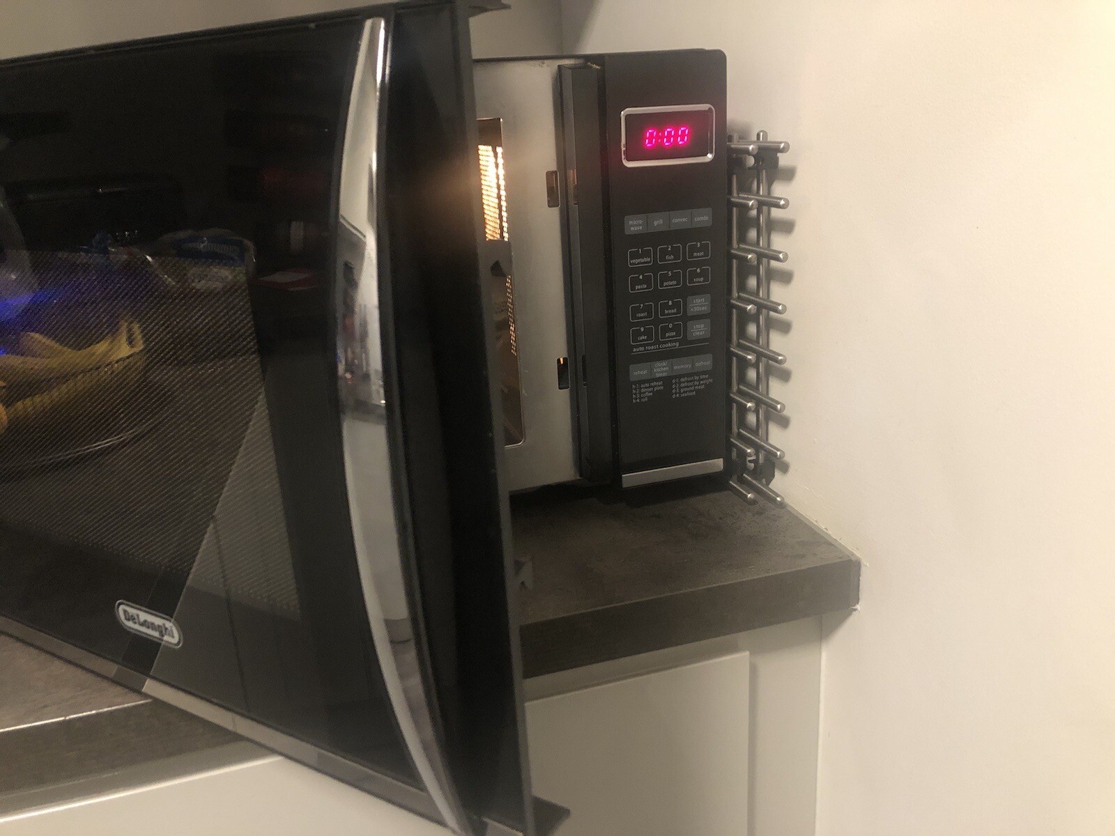 De'Longhi 900W Enamel Combination Microwave, Grill, Oven Blackall