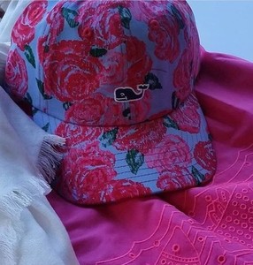 vineyard vines derby hat