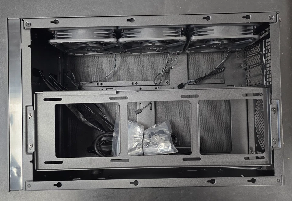 @NEW/MINOR DAMAGE@ SilverStone SUGO 17, Black, Compact Micro-ATX Chassis, MSI01 - Image 2 of 4