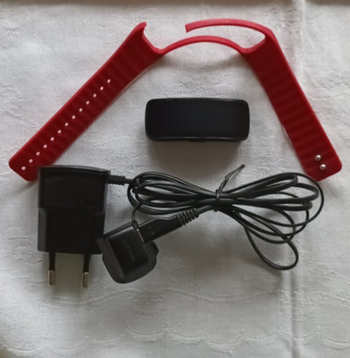 SAMSUNG GEAR FIT (SM-R350) MIT ROTEN ARMBAND ''DEFEKT'' & LADEKABEL